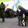 Мариупольцы на коленях простились с киборгом Андреем Миронюком
