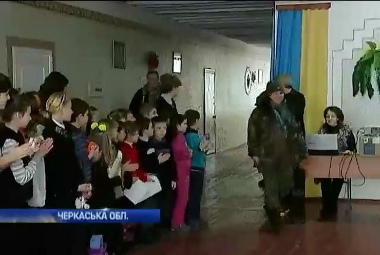 Школярі Черкащини зібрали подарунки військовим