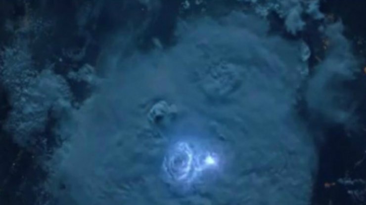 Астронавты сфотографировали молнию с борта МКС (видео)