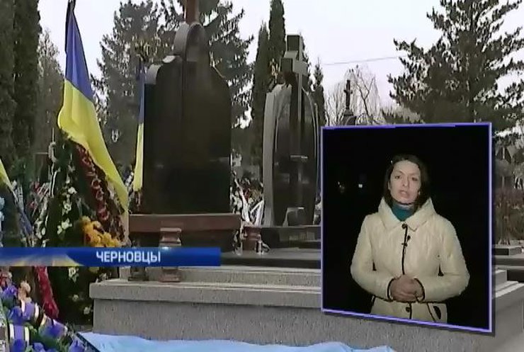 На кладбище Черновцов торговали местами возле героев войны