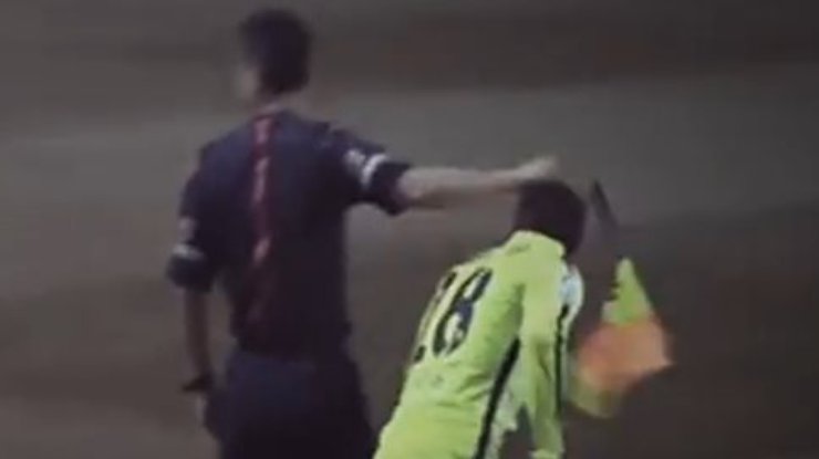 Арбитр чуть не нокаутировал игрока "Барселоны" (видео)