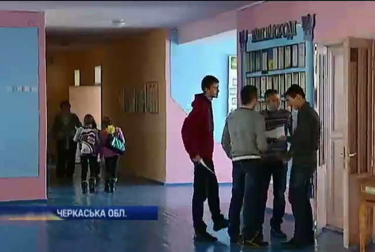 На Черкащині чиновники позбавили учнів харчування