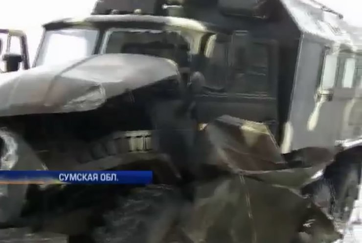 Военные столкнулись со школьным автобусом, пострадали дети