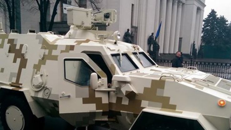 Порошенко лично испытал новый бронеавтомобиль "Дозор-Б" (фото)