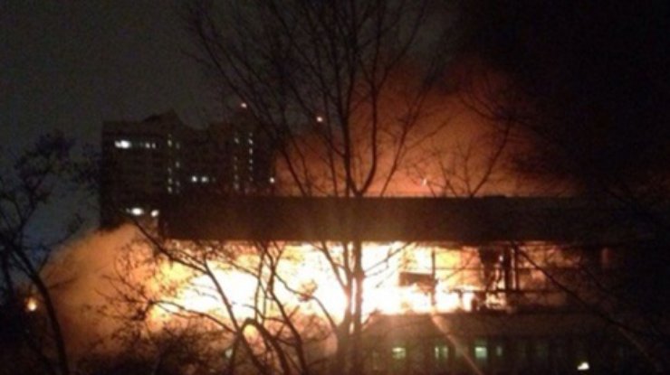 В Москве 17 часов горит библиотека академии наук