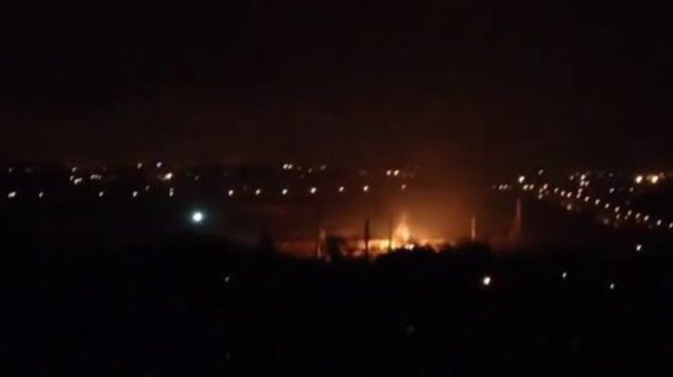 В Донецке из-за обстрелов горит крупный завод (видео)