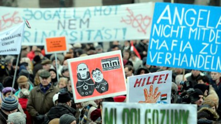 В Будапеште встречали Меркель митингом против Орбана (фото, видео)