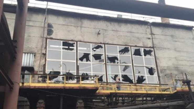 Завод Ахметова в Авдеевке разбомбили снарядами