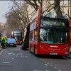 В Лондоні перекинувся двоповерховий автобус