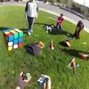 Жонглер одновременно собрал три кубика Рубика (видео)