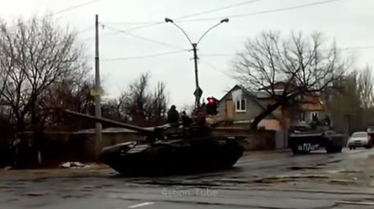 В Донецк заехали 10 танков и 18 БТР из России (видео)