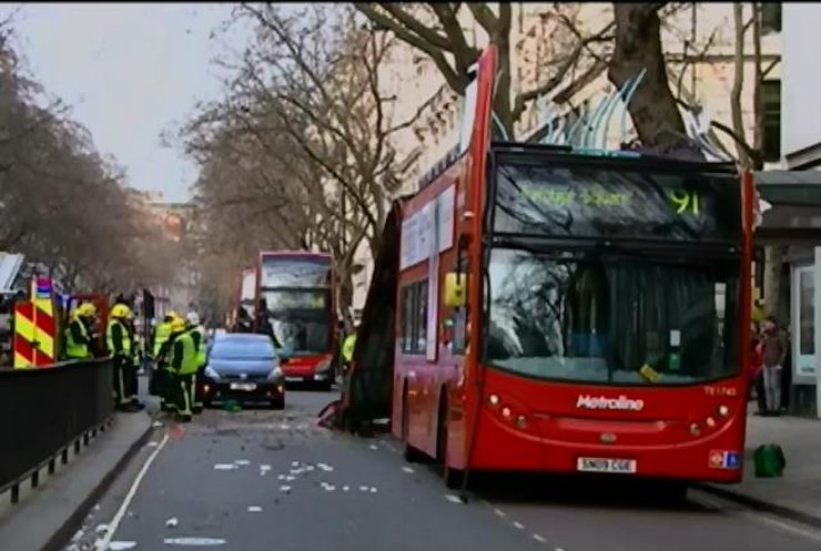 В Лондоні перекинувся двоповерховий автобус