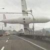 В Тайване пассажирский самолет рухнул в реку (фото, видео)
