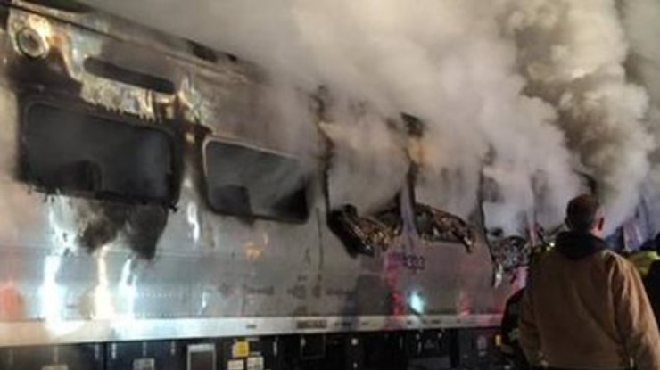 В Нью-Йорке поезд протаранил авто: 6 погибших