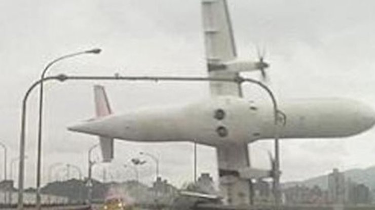 В Тайване пассажирский самолет рухнул в реку (фото, видео)