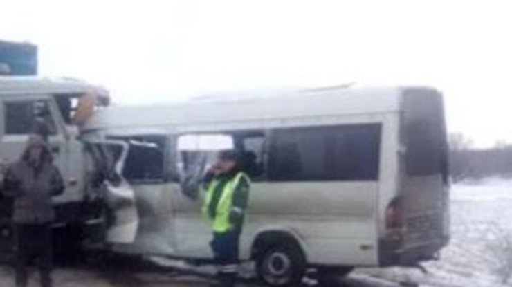 В России автобус с украинскими номерами врезался в "Камаз"