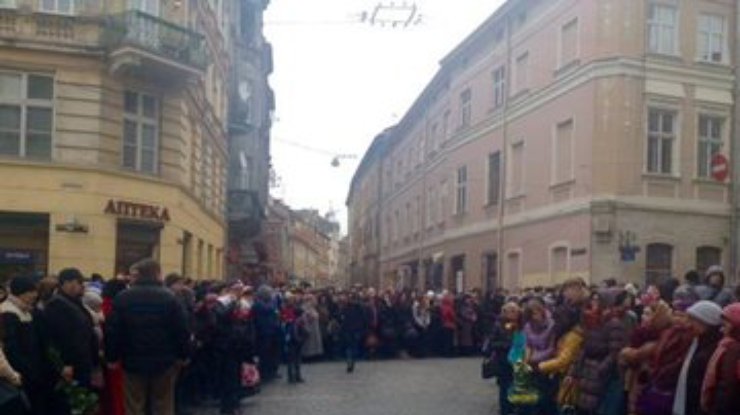 На похороны Кузьмы Скрябина во Львове собрались сотни людей (фото, видео)