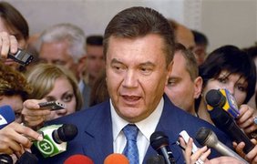 Один из них - Витя Янукович - покидает территорию Рады и общается с "заразными"