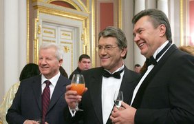 - Витя, попробуй соку, апельсинового, из "свеженаколотых".. Кстати, как здоровье супруги?