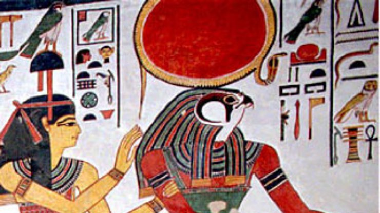 Нефертити. В переводе "красавица идет", но на этом папирусе она "мчится за модой"