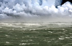 Вулкан и море