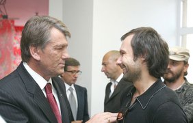 - Дивись, Славко, обережніше з цим Елтоном. Пам'ятай про ідеали Майдану