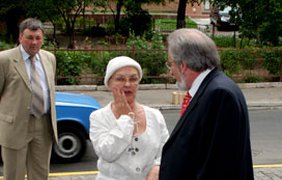 Ада Николаевна волнуется. Она сегодня снова в роли хлопушки..