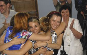 Обняться, что ли..