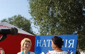 ... бабы, пряники, шапки - все ярко, пестро, нестройно;..