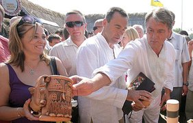 "А как сивуху важно дует!.."