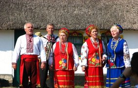 "Ярмарка зашумела. Овцы заблеяли, лошади заржали; крик гусей и торговок понесся снова по всему табору".