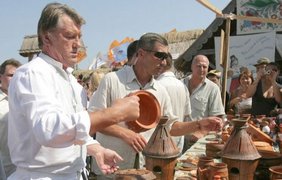- У вас есть такой же, только с опишнянской росписью?