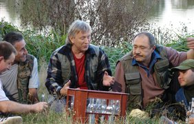 Рыбак рыбака видит издалека