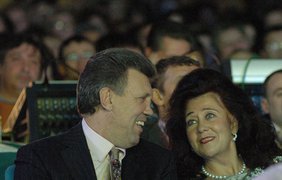 А это кто сидит с красивой дамой?
