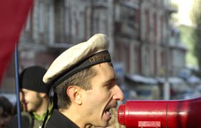 - Граждане журналюги! Вы окружены! Выходить по одному! Перья на снег!