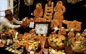 Празднуют День Всех Святых, выпекая фигуры из хлеба