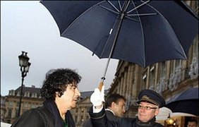 - Эй, Саркози! У тебя есть зонтик?