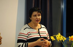 Выйдете, когда станете светскими людьми!