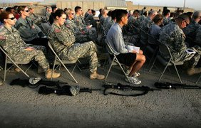Американский солдаты во время пасхальной службы в Багдаде, Ирак