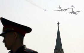 Бомбардировщики в небе над Кремлем, Москва, РФ