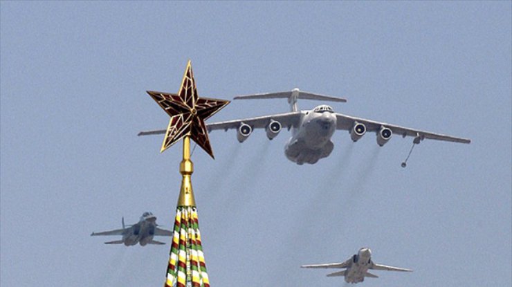 Авиация военно-воздушных сил Российской Федерации в небе над Красной площадью