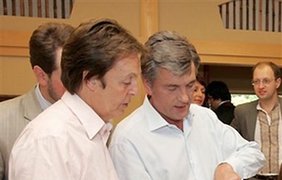Президент Виктор Ющенко подарил битлу национальную рубашку