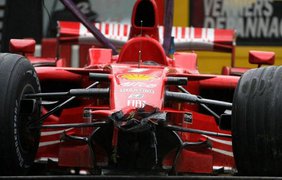 Кими Райкконен (Финляндия), Scuderia Ferrari после его удара на последнем круге