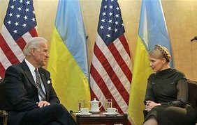 Вице-президент США Джо Байден и премьер Украины Юлия Тимошенко