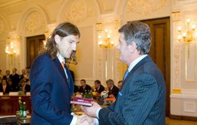 Ющенко награждает футболиста Дмитрия Чигринского