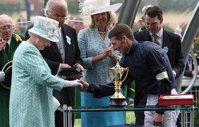 Елизавета II поздравляет жокея Джонни Муртага с победой в главном забеге Королевских скачек