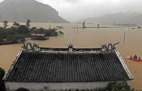 Тайфун смывает Китай