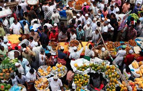 Мусульмане покупают еду на рынке Мела для Iftar - приема пищи после заката. Dhaka, Бангладеш