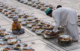 Пакистанский мусульманин раскладывает пищу для Iftar. Карачи, Пакистан