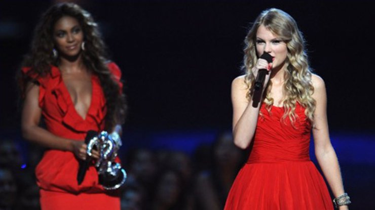 Бейонсе и Тэйлор Свифт на сцене MTV Video Music Awards-2009